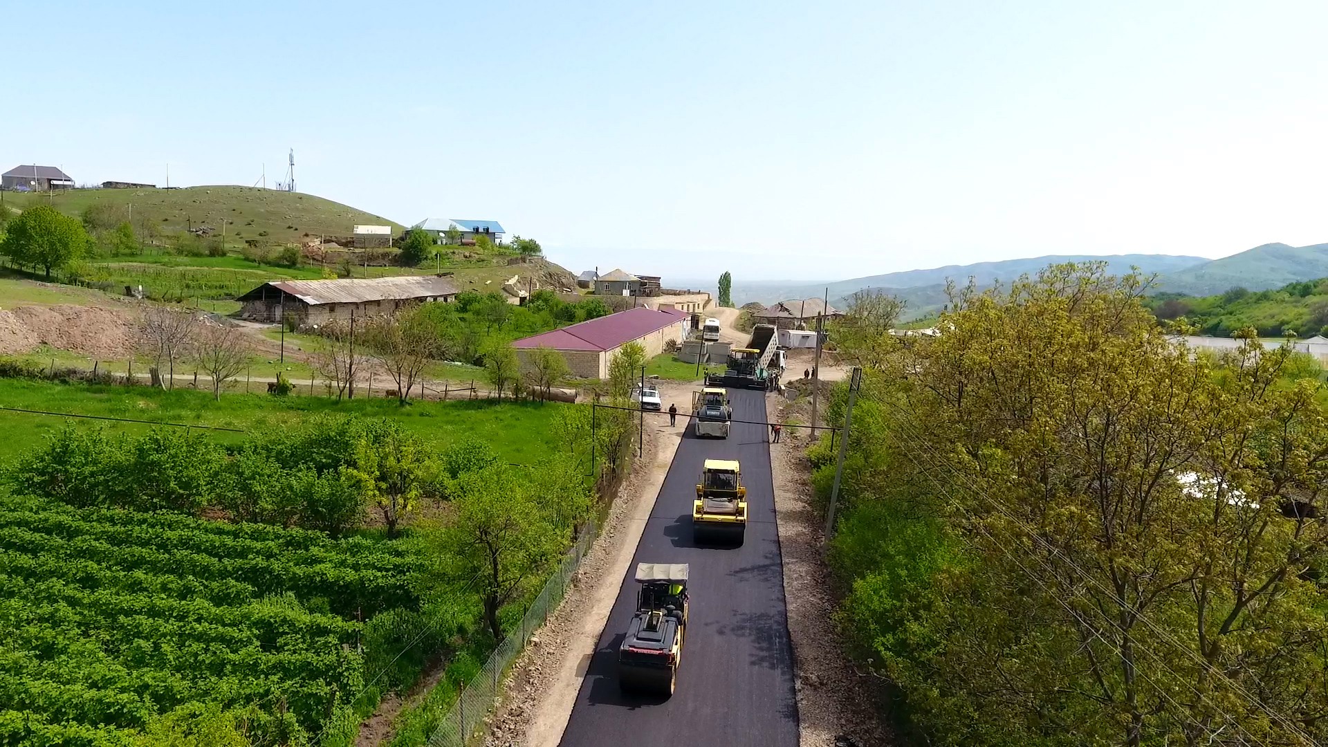 11 Göygöl rayonunda 3 marşrut üzrə 18.9 km-lik avtomobil yolları yenidən qurulur