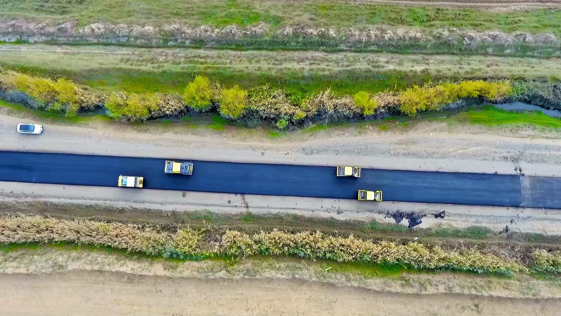 11 Ağcabədidə 14 min əhalinin istifadə etdiyi yolların yenidən qurulması davam edir