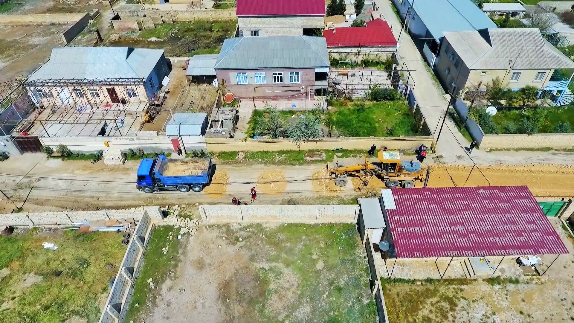 11 Qaradağ rayonunda 6.5 km uzunluğa malik küçə və yolda təmir-tikinti işləri aparılır