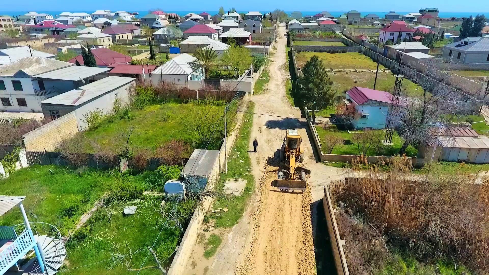 11 Qaradağ rayonunda 6.5 km uzunluğa malik küçə və yolda təmir-tikinti işləri aparılır - FOTO