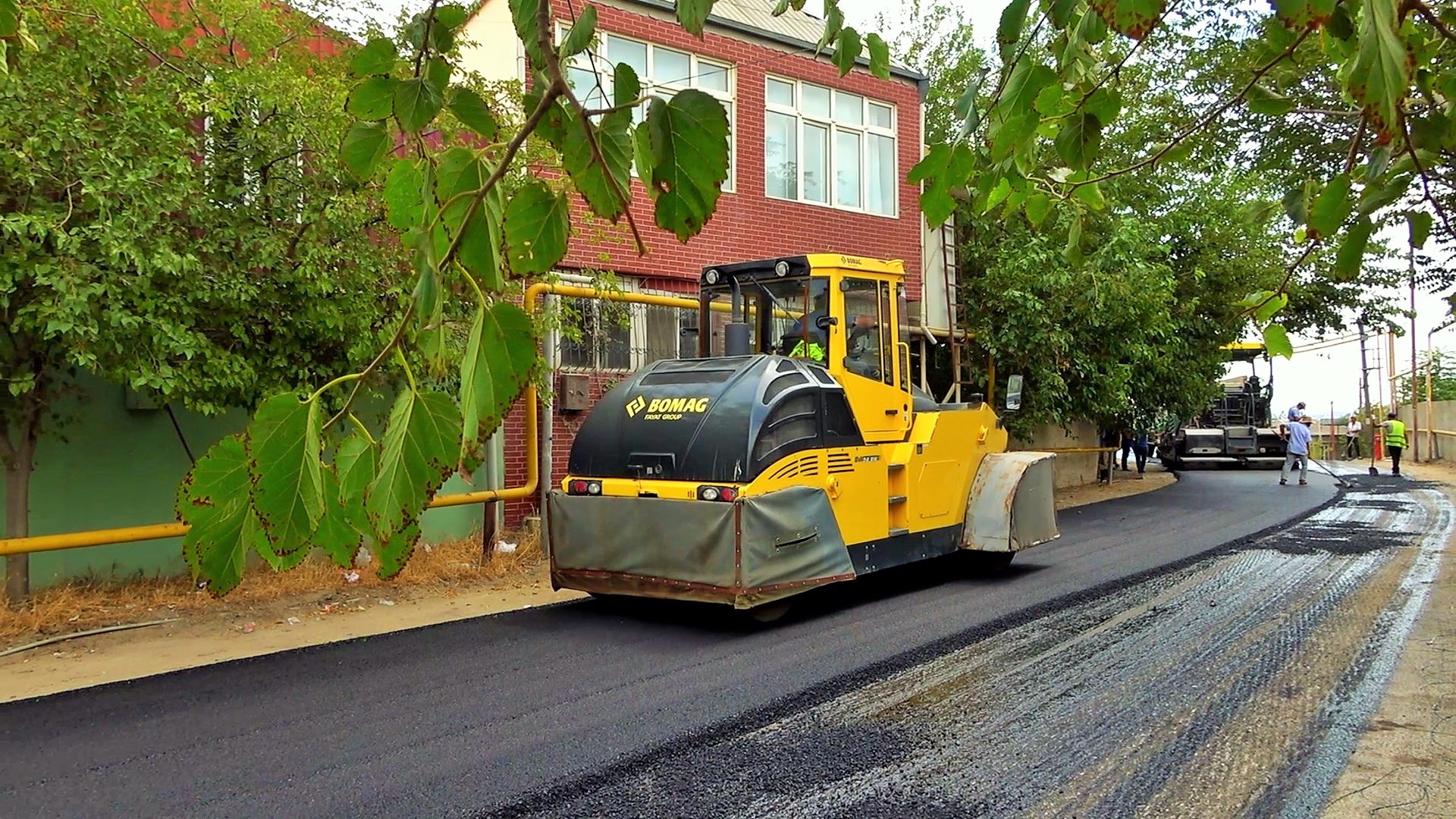 11 Binəqədi rayonunda qəsəbədaxili küçə və yollar təmir edilir