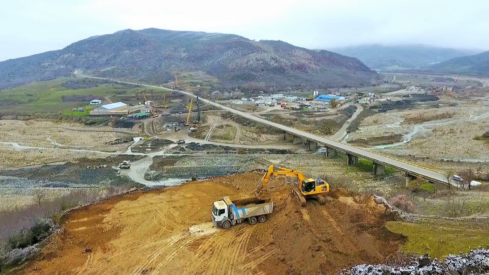 11 Şimal-qərb istiqamətində yeni yolun və körpülərin inşasına başlanılıb