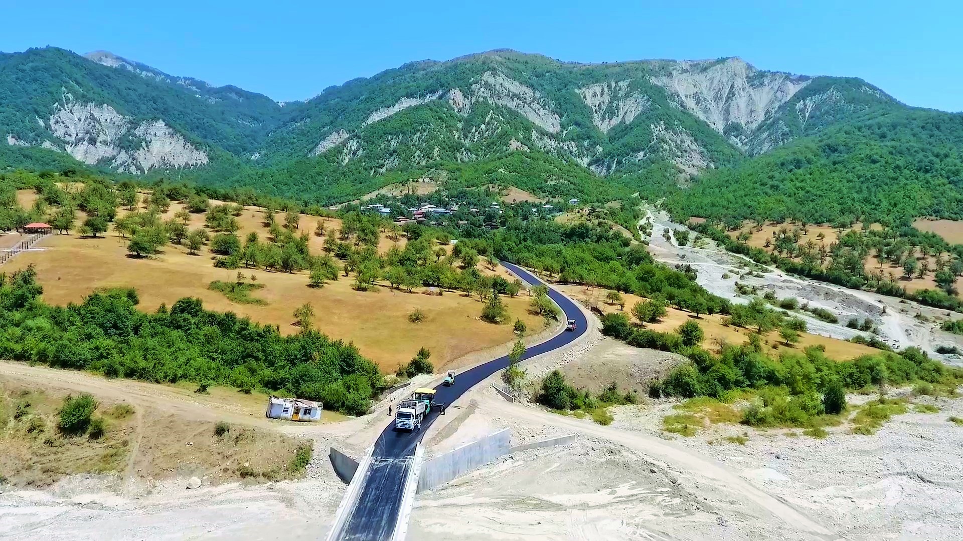 11 İsmayıllı rayonunda qədim tarixə malik kəndlərə aparan yollar yenidən qurulur