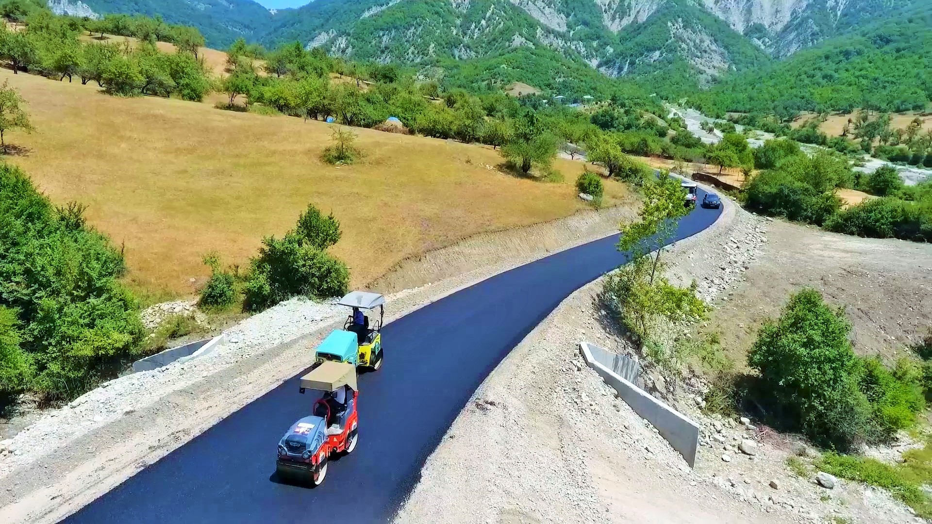11 İsmayıllı rayonunda qədim tarixə malik kəndlərə aparan yollar yenidən qurulur - FOTO