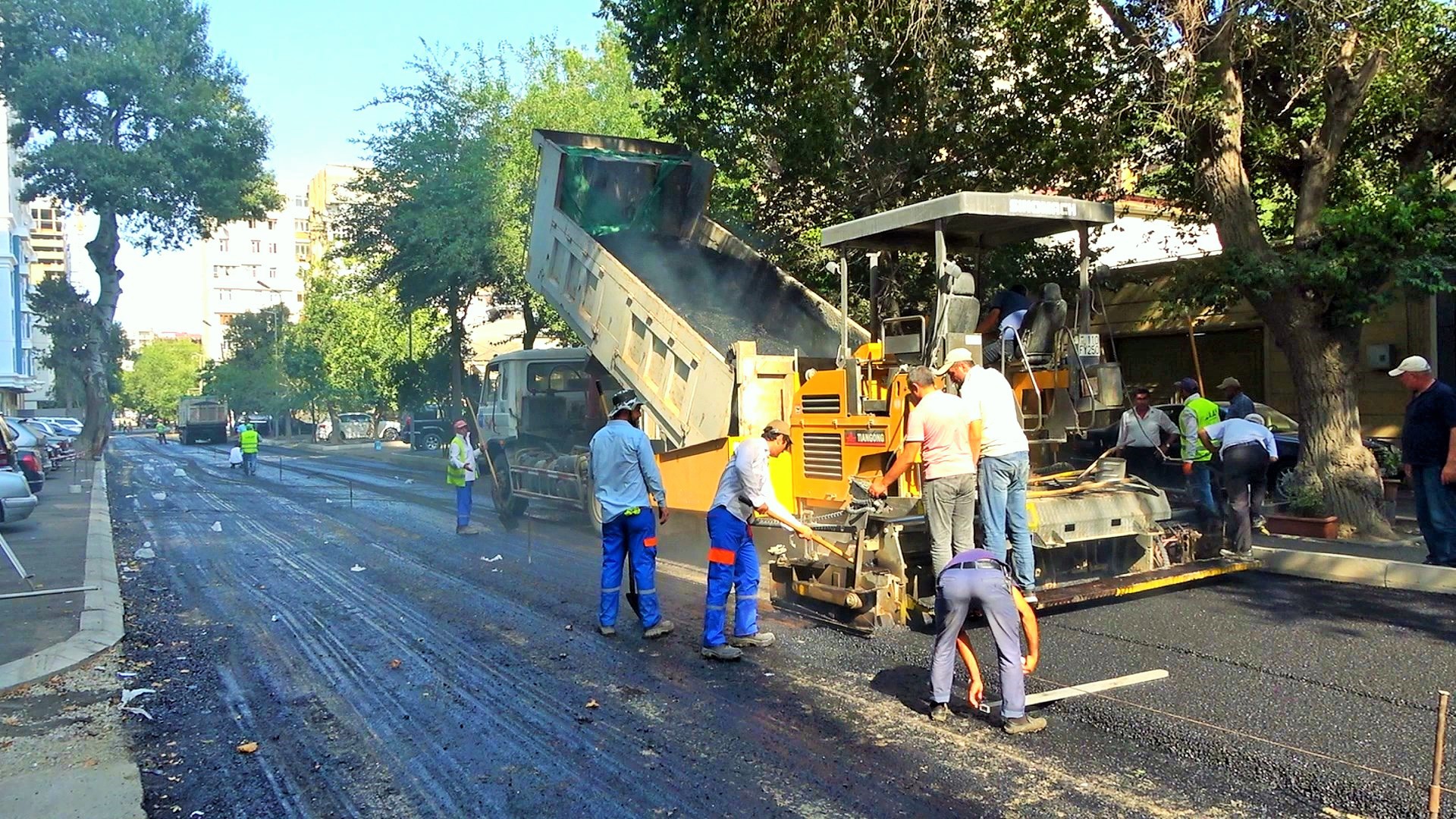 11 Nəsimi rayonunda 5 küçə təmir olunub, digərlərində təmir davam edir - FOTO