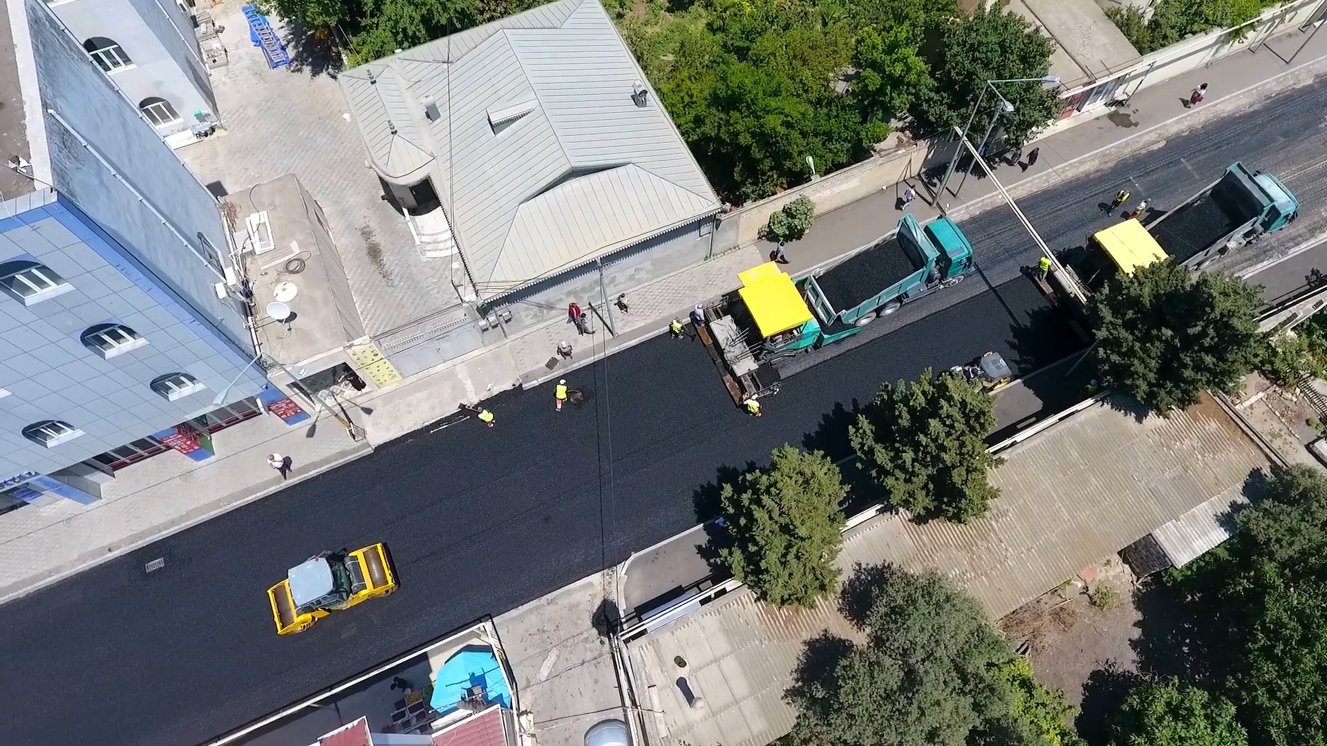 11 Qaraçuxur qəsəbəsində Zaur Şərifov küçəsi təmir olunur