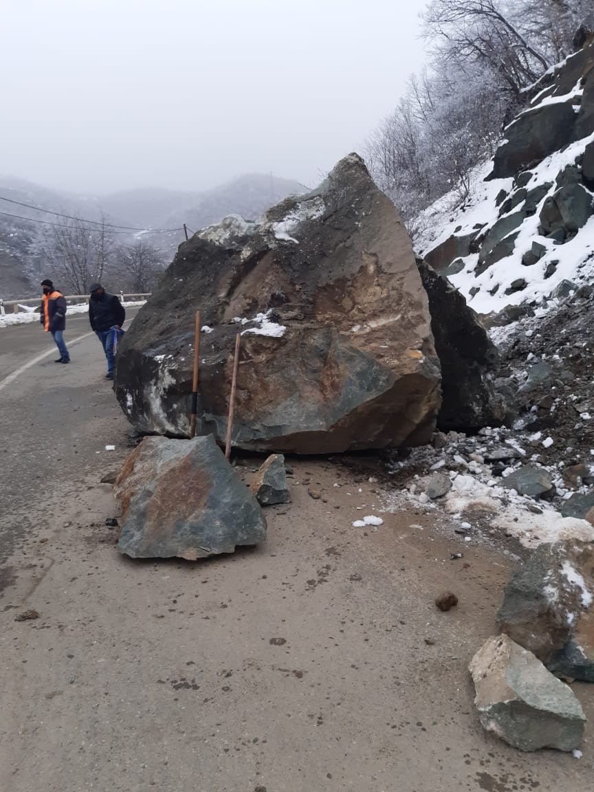 11 İri qaya parçası dağdan qoparaq yolun hərəkət hissəsinə düşüb