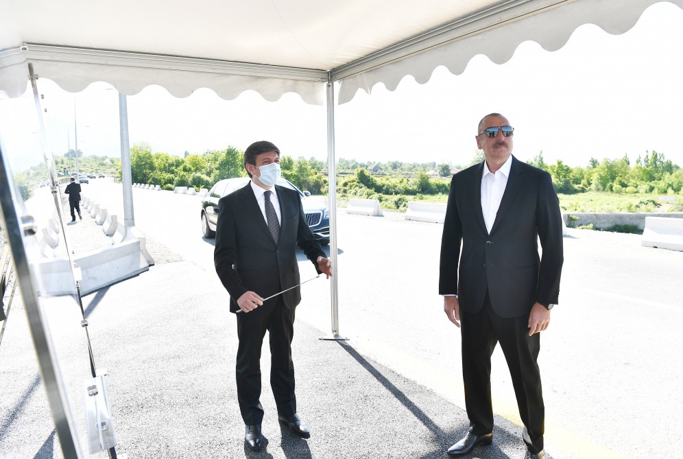 11 Qəbələdə Bum çayı üzərində yeni körpü və Bum qəsəbəsinə gedən avtomobil yolu bərpadan sonra istifadəyə verilib