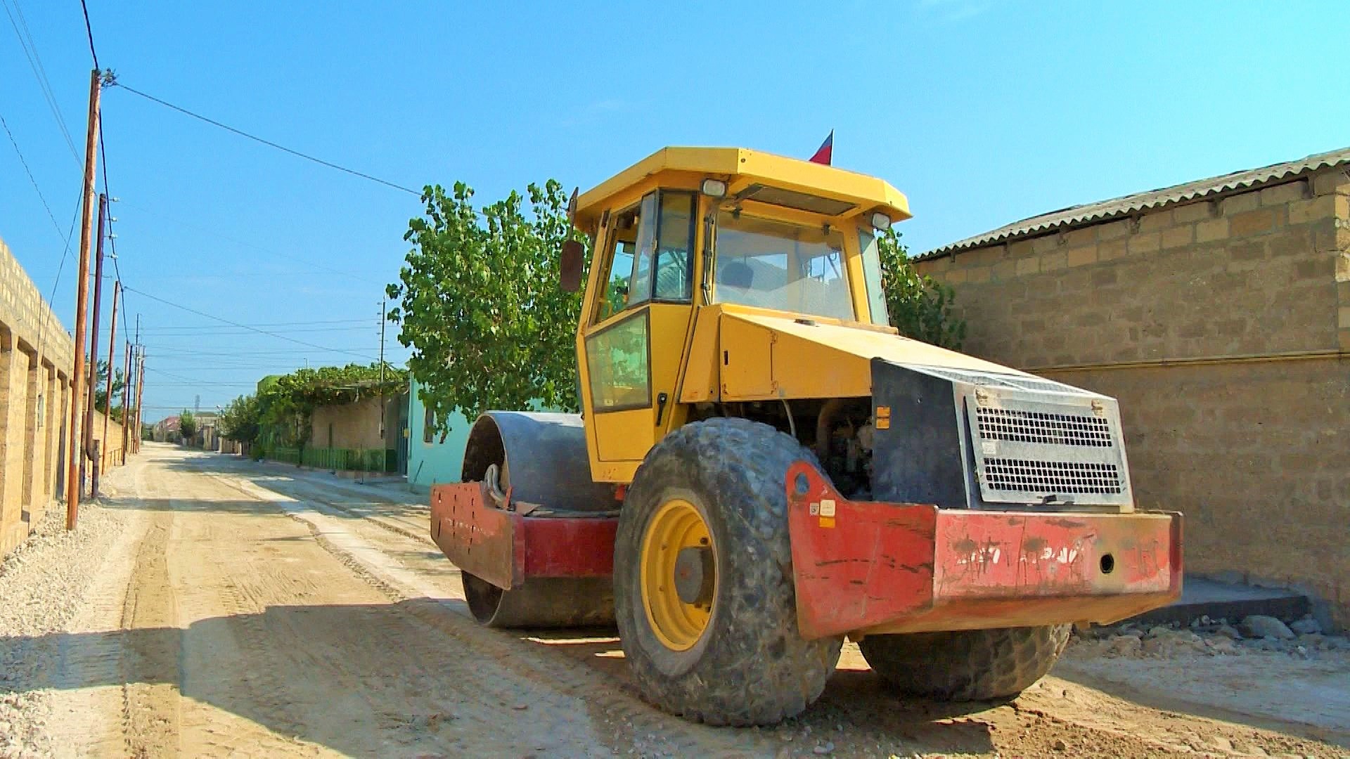 11  Xəzər rayonu, Buzovna qəsəbəsində Xəzər küçəsi təmir olunur